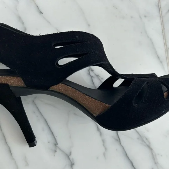 Black suede Pedro Garcia platform heels Size 37 1/2. - Picture 3 of 5